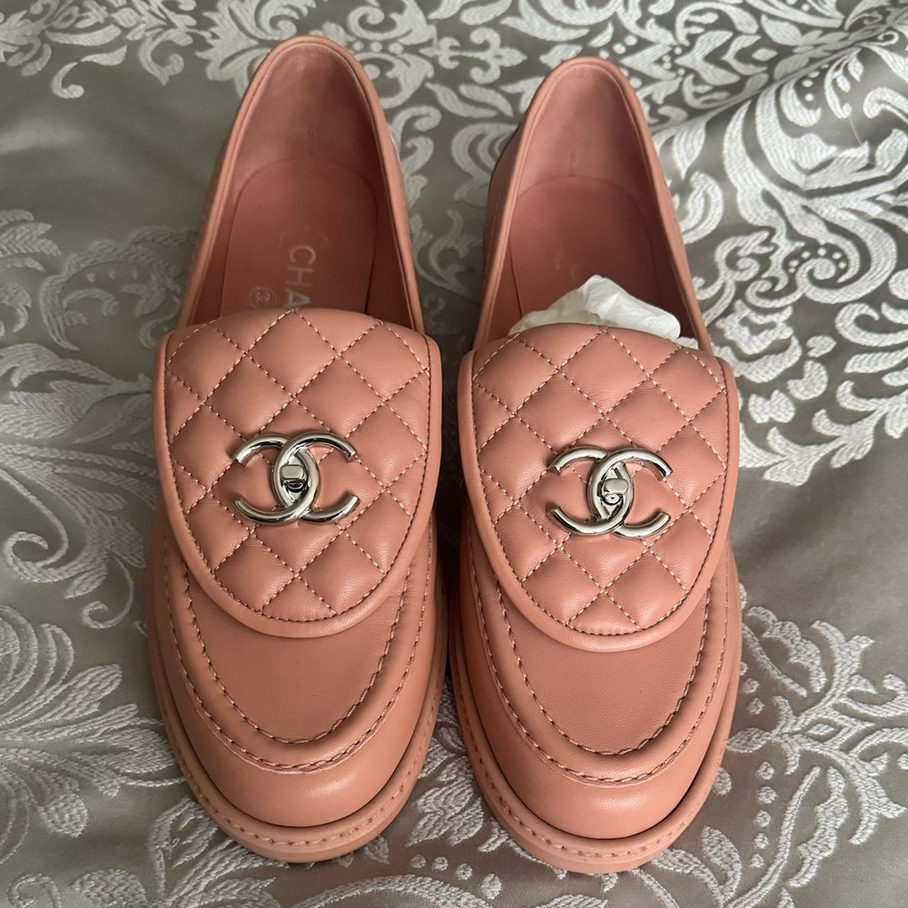 CHANEL Pink Leather Turnlock Loafers size 8.5 US (New in box) - Picture 15 of 15